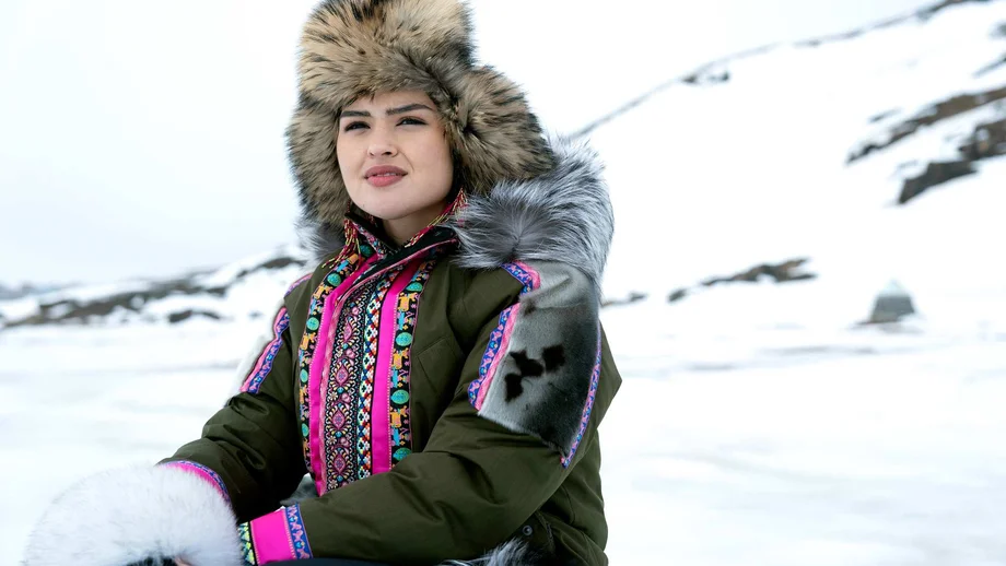Siaja (Anna Lambe) sitzt vor einem Eisfeld in Ice Cove in der ersten Staffel der Serie North of North