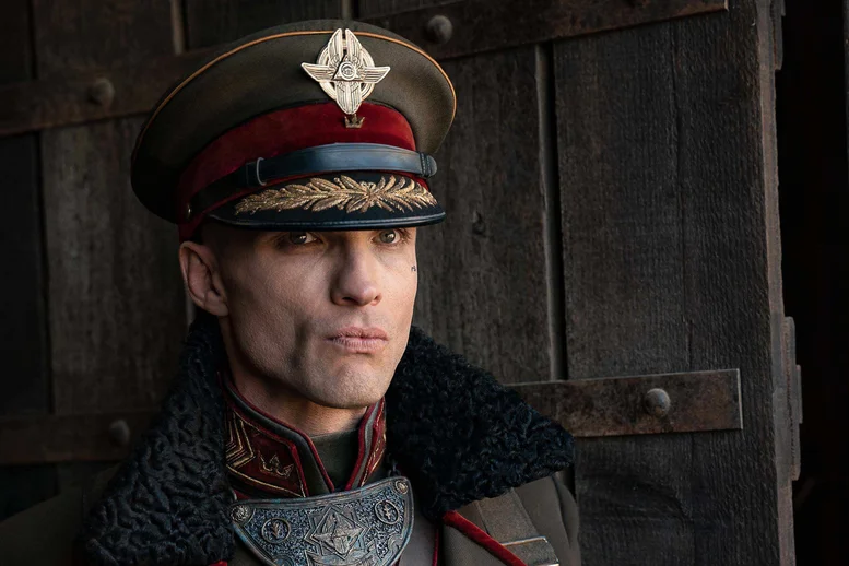Ed Skrein spielt Admiral Atticus Noble in Rebel Moon.