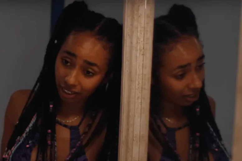 Enva Lewis spielt Em in dem Film „How to Have Sex“