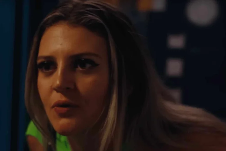 Lara Peake spielt Skye in dem Film „How to Have Sex“