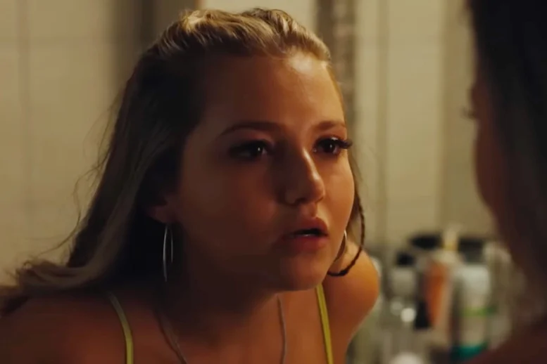 Mia McKenna-Bruce als Tara in dem Film „How to Have Sex“