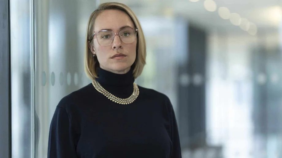 Sarah Goldberg als Managerin eines riesigen Fonds in der Serie Industry