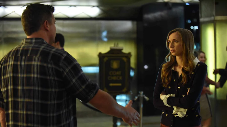 Tom Welling und Gaststar Lauren Lapkus in der dritten Staffel der US-Serie Lucifer