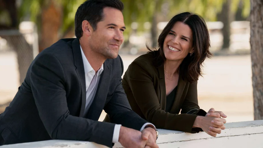 Neve Campbell als Maggie McPherson in der Serie The Lincoln Lawyer, Netflix