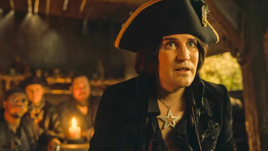 Noel Fielding als Dick Turpin in der Serie The Completely Made-up Adventures of Dick Turpin von Apple TV+.
