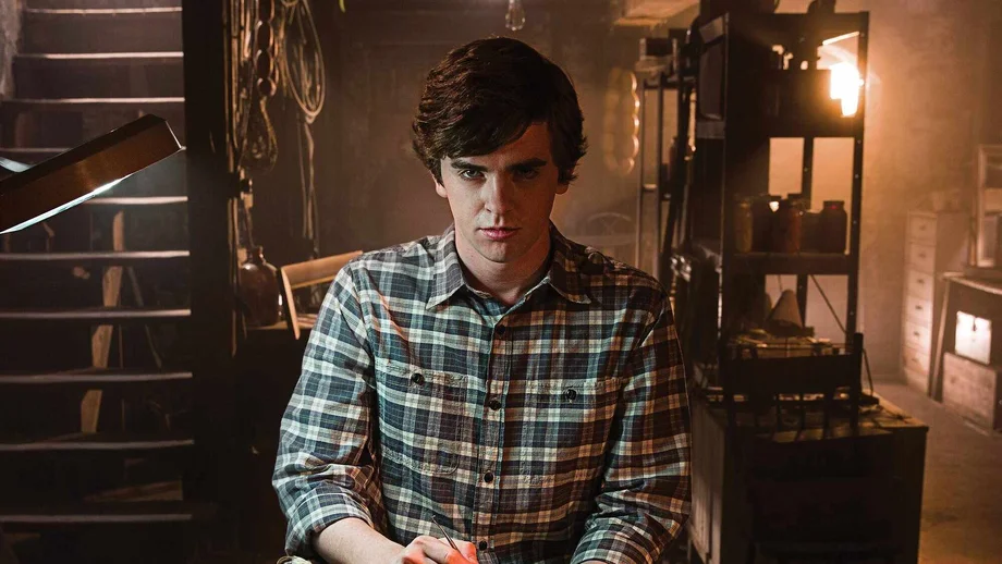Freddie Highmore als Norman Bates in der Serie Bates Motel.