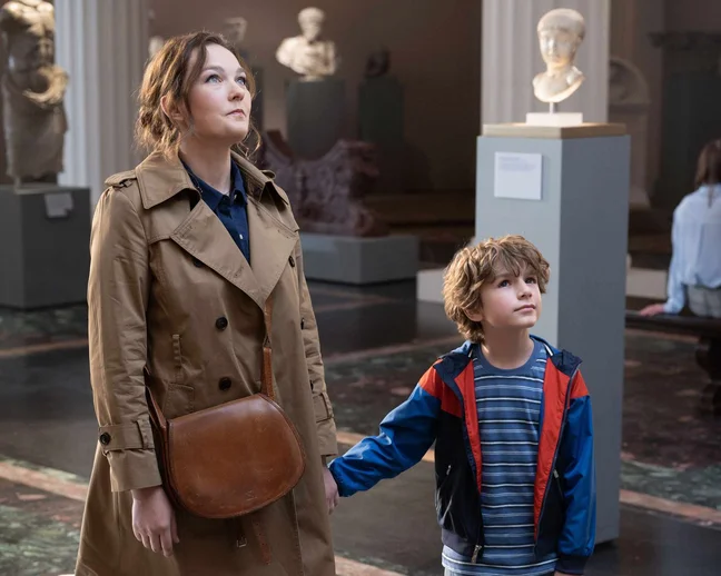 Sally Jackson mit ihrem Sohn Percy im Museum in der ersten Episode der Serie „Percy Jackson and the Olympians“