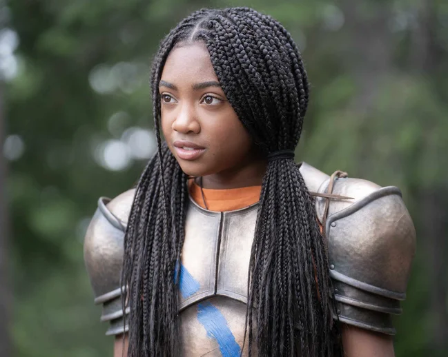 Leah Jeffries als Annabeth in der Serie „Percy Jackson and the Olympians“ in einer Ritterrüstung