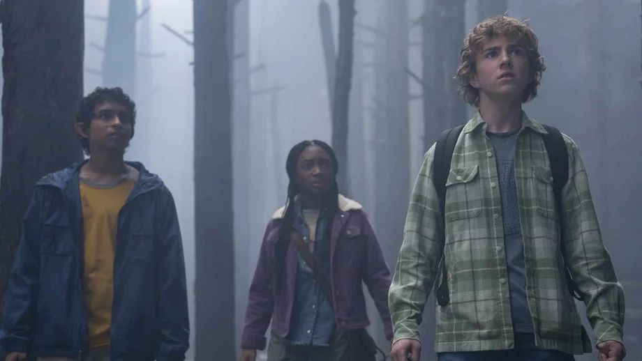 Percy Jackson und seine Freunde Annabeth und Grover in einem mystischen Wald