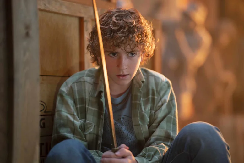 Percy Jackson versteckt sich mit mit einem Schwert