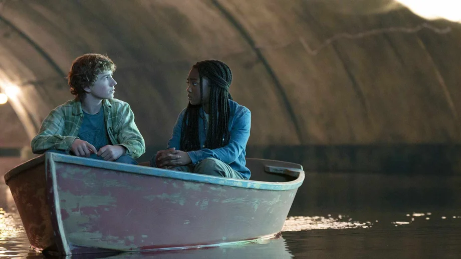 Percy Jackson und Annabeth sitzen in einem Ruderboot in einer geheimnisvolle funkelnden Höhle