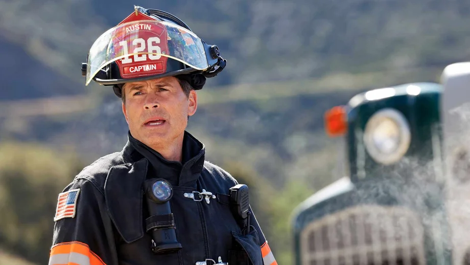 Rob Lowe in voller Montur eines Feuerwehrmanns in der Premiere der 4. Staffel der US-Serie 9-1-1: Lone Star