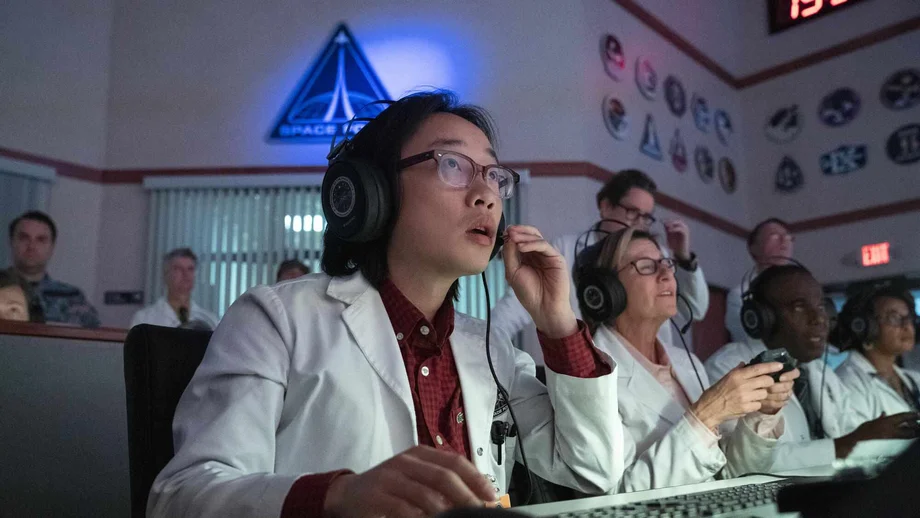 Jimmy O. Yang als Dr. Chan Kaifang in der Netflix-Serie Space Force.