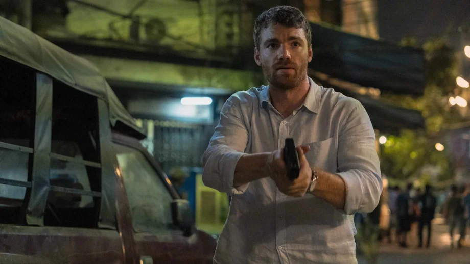 Gabriel Basso als Peter in Bangkok in der zweiten Staffel der Netflix-Serie The Night Agent