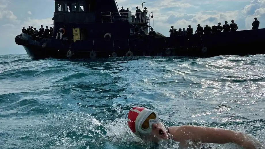 Die junge Frau und das Meer