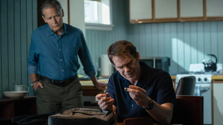Michael C. Hall und James Remar auf einem Szenenfoto aus der 2. Staffel von „Dexter: Resurrection“