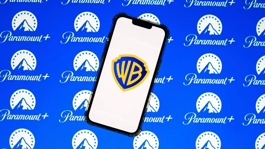 Warner Bros. Discovery auf dem Smartphone vor Paramount+ Logos