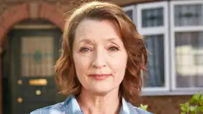 The Crown: Lesley Manville l&ouml;st bald einen Mordfall