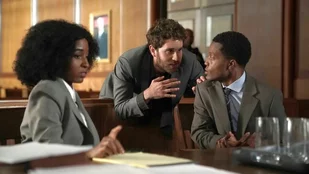 Ben Platt (Mitte) in der Serie The Premise (c) FX on Hulu