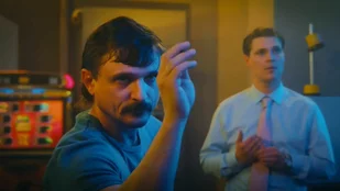 Die Wespe: Dart-Comedy ab Dezember bei Sky 1