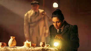 Kevin McNally und Mandip Gill in Doctor Who (2005), (c) BBC One