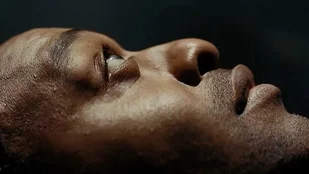 The Man Who Fell to Earth: Trailer k&uuml;ndigt Showtime-Serie f&uuml;r April an