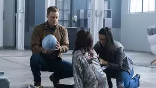 Resident Alien: Trailer zur Fortsetzung der 2. Staffel im August