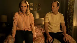 Rhea Seehorn und Bob Odenkirk in der Serie Better Call Saul (c) AMC