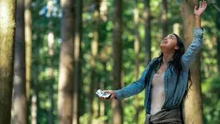 Melissa Barrera in der Serie Keep Breathing - hier unser Review. (c) Netflix