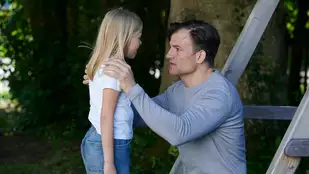Gestern waren wir noch Kinder: Peter Klettmann (Torben Liebrecht) steht mit seiner Tochter Emmi Klettmann (Nele Richter) an einer Schaukel. Er versucht Emmi zu beruhigen. (c) ZDF und Walter Wehner