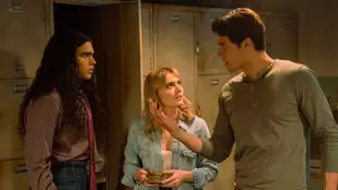Jojo Fleites, Meg Donnelly und Drake Rodger in The Winchesters, (c) The CW