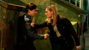 Andrea Londo und Meg Donnelly in The Winchesters, (c) The CW