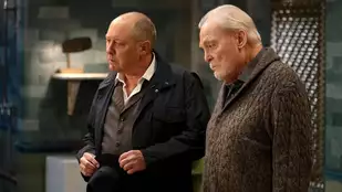 James Spader und Stacy Keach in der Serie The Blacklist
