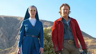 Betty Gilpin (l.) kämpft gegen „Mrs. Davis“