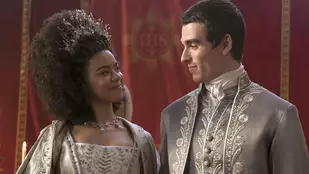 India Amarteifio als junge „Queen Charlotte“ in der gleichnamigen Serie