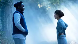Brian Tyree Henry und Kate Mara in der Serie „Class of '09“