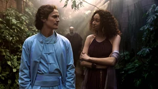 Cassian Bilton und Ella-Rae Smith in „Foundation“