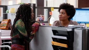 Ashleigh Murray und Sinclair Daniel in der Serie „The Other Black Girl“