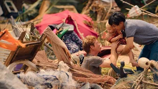 Harry Reuter (Johann von Bülow, l.), die kleine Lucy (Mia Minoret, M.) und Chai Sutham (Jiraphat Vongrouempiboon, r.) haben den Tsunami überlebt.