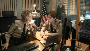 Jodie Foster und Finn Bennett in der Serie „True Detective: Night Country“
