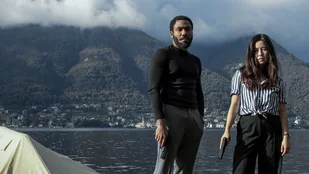 Donald Glover und Maya Erskine als „Mr. and Mrs. Smith“