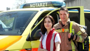 „Die Notärztin“: Sabrina Amali in der Titelrolle als Notärztin Dr. Nina Haddad und Max Hemmersdorfer als Feuerwehrmann Markus Probst.