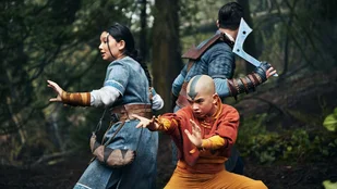 Gordon Cormier und Kiawenti:io Tarbell in der Serie „Avatar: Der Herr der Elemente“
