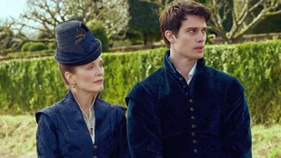 Julianne Moore und Nicholas Galitzine in der Serie „Mary & George“