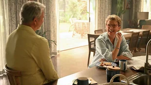 Sam Neill und Annette Bening in der Serie „Apples Never Fall“
