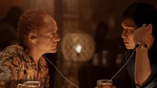 Robert Downey Jr. und Hoa Xuande in „The Sympathizer“