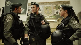 Kobi (Ido Elieli, l.), Avi (Ben Sultan, M.) und Miri (Noa Astanjelove, r.) kommen bei der Grenzschutzdivision in Jerusalem zum Einsatz in der Serie Borders