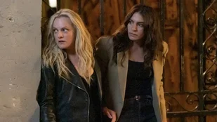 Elisabeth Moss und Yumna Marwan in der Serie „The Veil“