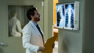 Heute neu: Staffel 2 von Dr. Death bei RTL+