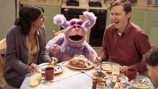 Sunita Mani, Melf und Paul Dano in der Serie „Fantasmas“